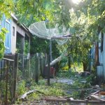 Casas danificadas devido ao vento.